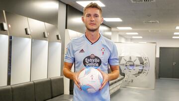 Jorge Sáenz posa con un balón del Celta en el vestuario del equipo vigúés durante su presentación.