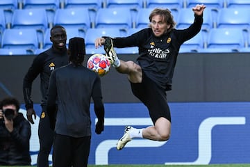 Modric, en un ejercicio del entrenamiento del Real Madrid previo al partido de vuelta de los cuartos de final de la Champions contra el Manchester City.