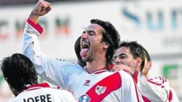 <b>FORTALEZA. </b>Jofre y Míchel felicitan a Pachón tras marcar un gol.