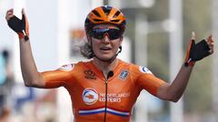 Amy Pieters celebra su triunfo en el Europeo de ciclismo en carretera.