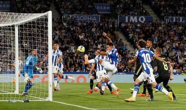 Ocasión de Martín Zubimendi. El centrocampista 'txuri-urdin' remata un córner en el área pequeña, con la puntera, y manda el balón al larguero de Courtois.