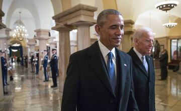 El presidente Barack Obama y el vicepresidente Joe Biden dirigiéndose a la ceremonia de inauguración de Donald Trump' en Washington, DC. 20 DE enero de J2107.