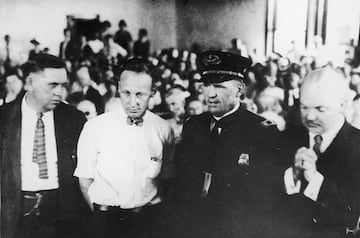 El profesor estadounidense John Thomas Scopes (2.? desde la izq.) en la sala del tribunal durante su juicio por ense?ar la Teor¨ªa de la Evoluci¨®n de Charles Darwin en su clase de ciencias de secundaria, en Dayton, Tennessee. El caso de Scopes lleg¨® a ser conocido a nivel nacional como el "Juicio del Mono Scopes" y supuso una aut¨¦ntica conmoci¨®n en la sociedad estadounidense. El caso legal puso a prueba la Ley Butler, que establec¨ªa que era ilegal ense?ar en las instituciones educativas de Tennessee cualquier teor¨ªa que no fuese la historia de la Divina Creaci¨®n del hombre explicada en La Biblia. El 21 de julio se conoci¨® el fallo del tribunal por el que declaraban culpable a Scopes y le impusieron una multa de 100 d¨®lares (unos 1.500 d¨®lares actuales). Esta historia fue llevada al cine, teatro y a la televisi¨®n en varias ocasiones.