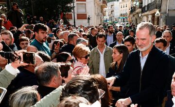 Los Reyes Felipe VI y Letizia, saludan a los vecinos durante la visita a la localidad de Chiva.