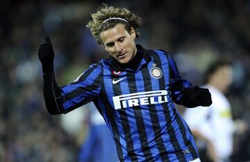 Para la temporada 2011/2012, fue fichado por el Inter de Milán por un precio de 5 millones de euros. Tan solo estuvo una temporada. Además, el 7 de abril de 2012 jugó su partido 400 de liga y habiendo marcado 177 goles entre todas las que ha estado. Fue frente al Cagliari.