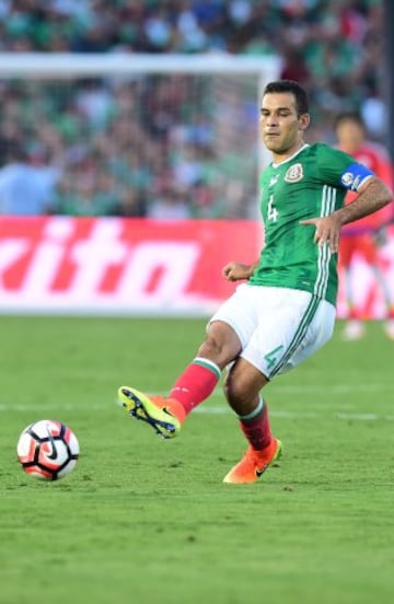 Rafael Márquez mostrando su clase.