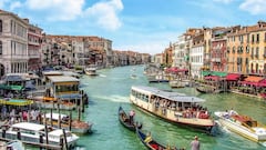 Puentes de nombre engañoso, la calle más estrecha del mundo y multas por bañarse en sus canales: el lado oculto de Venecia