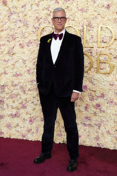 John Robert Hoffman posa durante la alfombra roja de los Globos de Oro 2025 celebrados en el Hotel Beverly Hilton de los Ángeles.
 