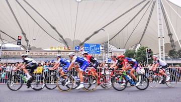 Riders take part in the Tour de France China Criterium in Shanghai on October 29, 2017.
Tour de France winner Chris Froome won the contest, which is a part of the French race's efforts to increase its brand in China's potentially huge cycling market. / AFP PHOTO / STR / China OUT