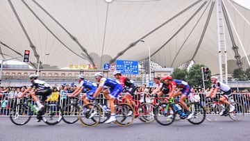 Riders take part in the Tour de France China Criterium in Shanghai on October 29, 2017. 
 Tour de France winner Chris Froome won the contest, which is a part of the French race&#039;s efforts to increase its brand in China&#039;s potentially huge cycling market. / AFP PHOTO / STR / China OUT