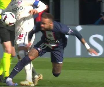 El delantero brasileño del Paris Saint-Germain Football Club se ha tenido que retirar lesionado del encuentro tras la torcedura de su tobillo. Abandonó el terreno de juego en camilla y con claros gestos de dolor.