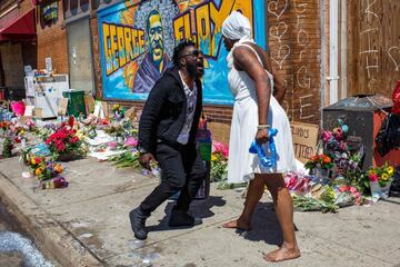 George Floyd's friends react at a memorial following a day of demonstration in a call for justice for George Floyd, who died while in custody of the Minneapolis police, on May 30, 2020 in Minneapolis, Minnesota. - Demonstrations are being held across the US after George Floyd died in police custody on May 25. (Photo by Kerem Yucel / AFP)