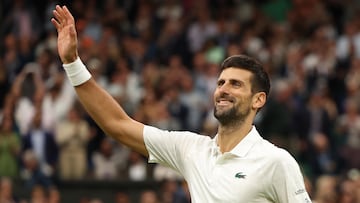 Novak Djokovic celebra su victoria contra Jannik Sinner en Wimbledon.