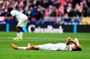 André Almeida sobre el césped del Riyadh Air Metropolitano tras el pitido final.