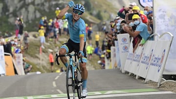 Miguel &Aacute;ngel L&oacute;pez celebra su triunfo en el Tour de Francia.