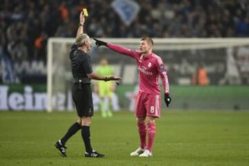 El árbitro Martin Atkinson muestra la cartulina amarilla Toni Kroos.