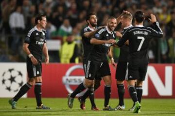 1-2. Benzema celebra el segundo tanto con sus compañeros.