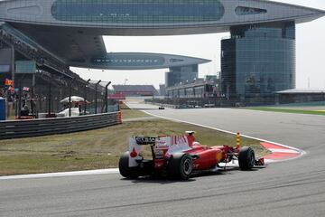 El circuito está dominado por la tribuna principal y el complejo de boxes, que consta de plataformas con forma de alas que cruzan el circuito en cada extremo.