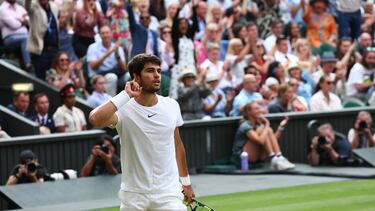 Carlos Alcaraz anima al público con un gesto durante el partido.