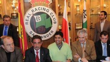 <b>IRREPETIBLE. </b>De izqda. a dcha: Javier López Marcano (consejero deportes), Miguel Ángel Revilla, Alí Syed, Francisco Pernía, Jacobo Montalvo (anterior dueño) y Ángel Agudo (consejero).