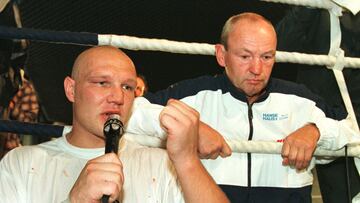 El exboxeador Manfred Wolke posa junto a Axel Schulzz durante una rueda de prensa.