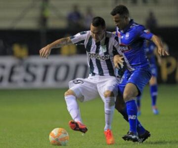 Pedro Quinonez of Ecuador's Emelec (R) fights for the ball with Alejandro Bernal of Colombia's Atletico Nacional during their Copa Libertadores soccer match at the Jocay Stadium in Manta May 7, 2015. REUTERS/Guillermo Granja