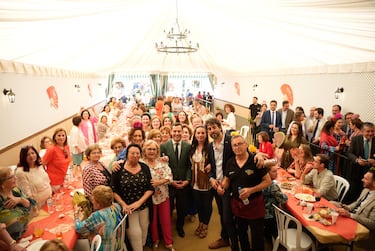 El presidente de la Junta de Andalucía, Juanma Moreno preside una foto de familia en las caseta de CCOO en el Real de la Feria.