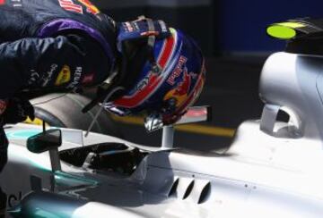 Mark Webber observa el monoplaza de Lewis Hamilton.