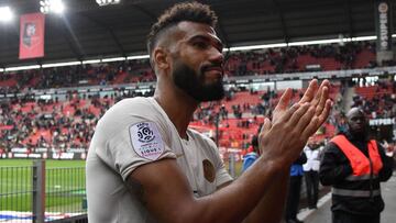 Paris Saint-Germain's Cameroonian forward Eric Choupo-Moting applauds his fans at the end of the French L1 football match between Rennes and Paris Saint-Germain at the Roazhon Park stadium in Rennes, on September 23, 2018. - PSG won 3-1. (Photo by Je