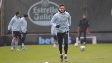 Santi Mina corre hacia un bal&oacute;n en el campo de entrenamiento del Celta en A Madroa.