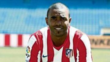 <b>ROJIBLANCO. </b>Sinama, el día de su presentación como jugador del Atlético.