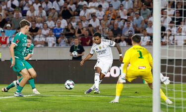 Rodrygo, con los rumores de una posible salida de por medio, tiró la pared con Mbappé y definió con un gran disparo al palo largo.