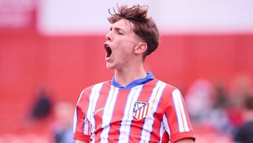 Sergio Esteban celebra uno de sus goles al Slovan.