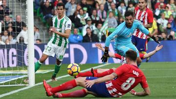 Mandi y Adán miran cómo entra el gol de Saúl.