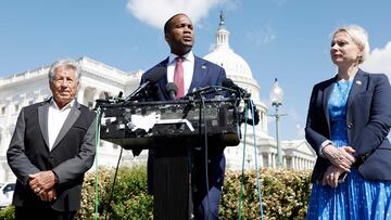 John James, congresista de Estados Unidos, junto a Mario Andretti y Victoria Spartz.