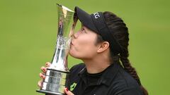 WOBURN, ENGLAND - JULY 31:  Ariya Jutanugarn of Thailand kisses the trophy following her victory during the final round of the Ricoh Women&#039;s British Open at Woburn Golf Club on July 31, 2016 in Woburn, England.  (Photo by Tom Dulat/R&amp;A/R&amp;A vi