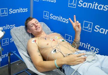 Kroos pasando el reconocimiento m¨¦dico.