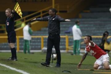 Tras el altercado entre Omar Pérez y Gerardo Pelusso, el que quedó a cargo de Santa Fe fue el antioqueño Alexis García, quien no fue bien recibido por los hinchas. Desde su llegada, su estilo de juego nunca convenció. Luego de la derrota ante el Sevilla en Estados Unidos, Pastrana y García finalizaron el vínculo laboral, el ex jugador de Nacional tenía una condición de tres partidos para mejorar el fútbol, pero eso nunca sucedió.