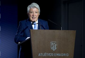 El presidente del Atlético de Madrid, Enrique Cerezo, presentó al nuevo defensa argentino en un acto oficial en el estadio Cívitas Metropolitano. 