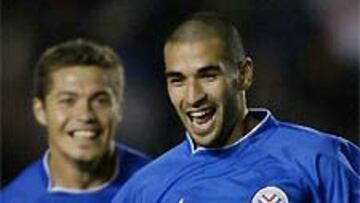 <b>EL EMPATE</B>. Ernesto Cristaldo celebra el gol de Paraguay.