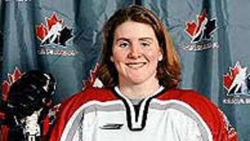 <b>QUIERE JUGAR ENTRE HOMBRES.</B> La jugadora milita actualmente en Edmonton como delantero, pero su deseo siempre ha sido de intentar dar el salto a un conjunto masculino.