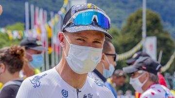 Chris Froome atiende a los medios de comunicación antes de la décima etapa del Tour de Francia 2021.