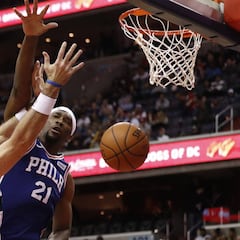 Embiid y Simmons muerden, pero no acaban con los Wizards
