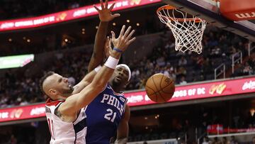 Joel Embiid tapona a Marcin Gortat.