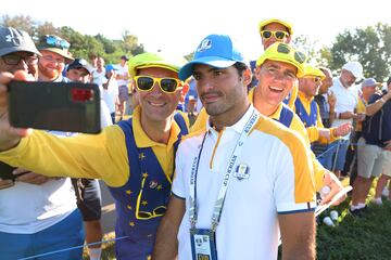 Carlos Sainz se realiza un selfie con los aficionados que se han acercado al torneo.