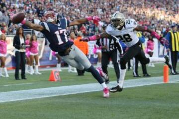 El jugador de los New England Patriots, Aaron Dobson (17) pierde el pase ante Keenan Lewis (28) de los New Orleans Saints.