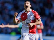 Ferran Jutglà, delantero del Celta, celebra uno de los dos goles que anotó contra el Alavés en Balaídos.