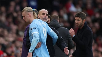 Soccer Football - Premier League - Manchester United v Manchester City - Old Trafford, Manchester, Britain - January 17, 2026 Manchester City's Erling Haaland embraces Pep Guardiola after being substituted REUTERS/Phil Noble EDITORIAL USE ONLY. NO USE WITH UNAUTHORIZED AUDIO, VIDEO, DATA, FIXTURE LISTS, CLUB/LEAGUE LOGOS OR 'LIVE' SERVICES. ONLINE IN-MATCH USE LIMITED TO 120 IMAGES, NO VIDEO EMULATION. NO USE IN BETTING, GAMES OR SINGLE CLUB/LEAGUE/PLAYER PUBLICATIONS. PLEASE CONTACT YOUR ACCOUNT REPRESENTATIVE FOR FURTHER DETAILS..