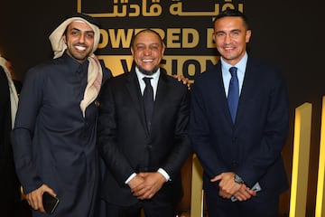 Roberto Carlos posa con Nasser al-Hajeri y Tim Cahill.