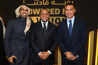 Roberto Carlos posa con Nasser al-Hajeri y Tim Cahill.